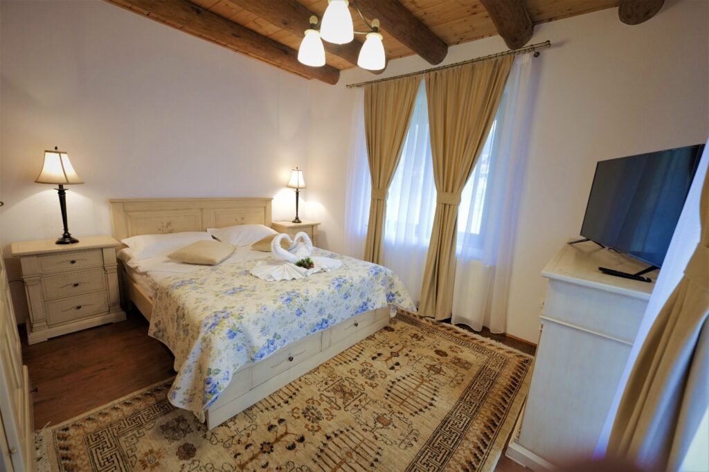 Dormitor Rustic Cottage – cameră cu pat matrimonial