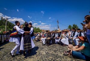 Festivalul Portului Popular în centrul comunei Gura Râului