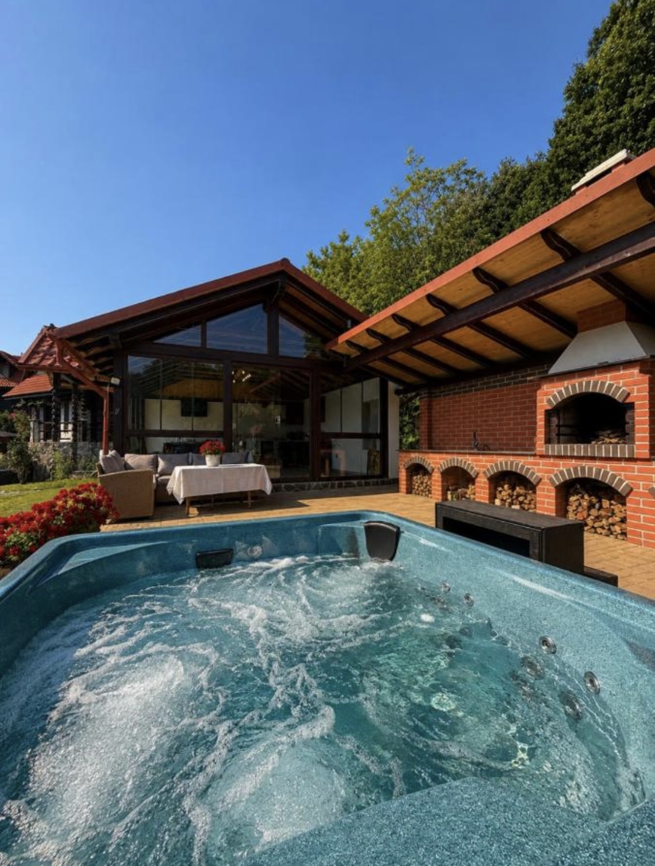 Jacuzzi Rustic Cottage pe terasa exterioară