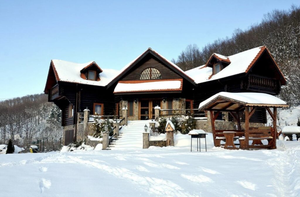 Peisaj montan Rustic Cottage acoperit cu zăpadă