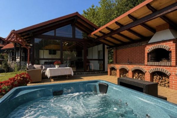 Jacuzzi Rustic Cottage pe terasa exterioară