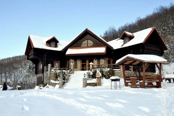 Peisaj montan Rustic Cottage acoperit cu zăpadă