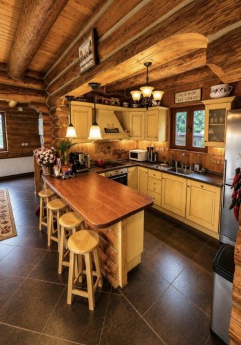Bucătărie Rustic Cottage cu mobilier din lemn și masă